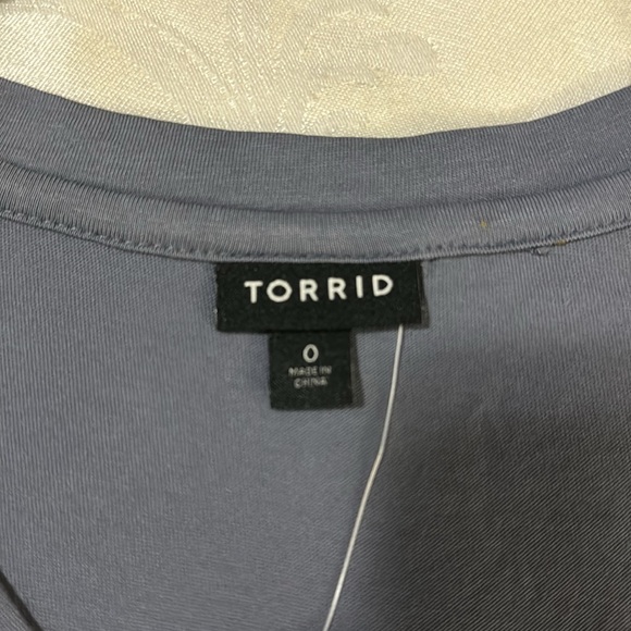 NWT Torrid V-Neck T Shirt. Size 0/L - Picture 3 of 6